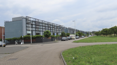 908218 Gezicht op de achtergevels van de woningen Weerschijnvlinder 1-hoger aan de Monarchvlinderlaan in de wijk ...
